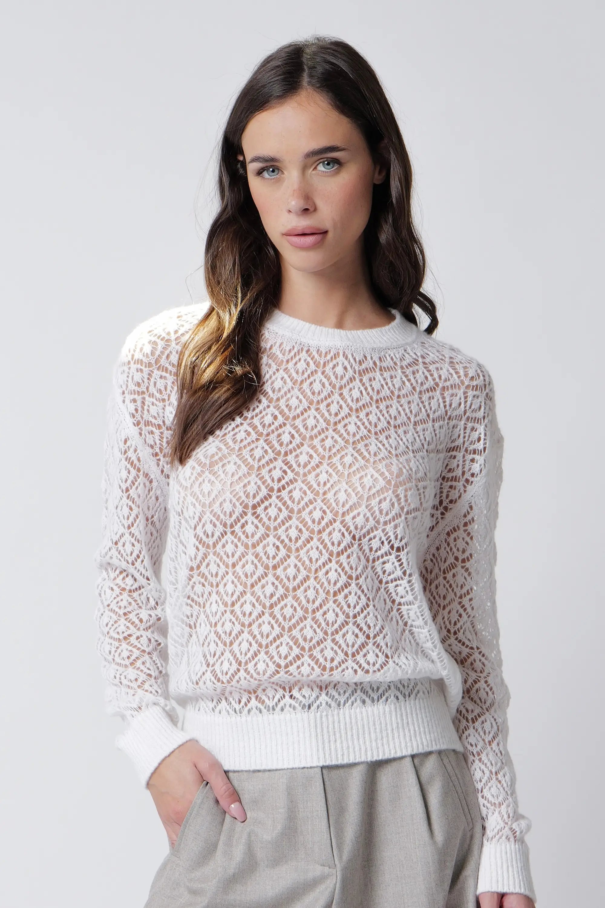 Girocollo traforato floreale