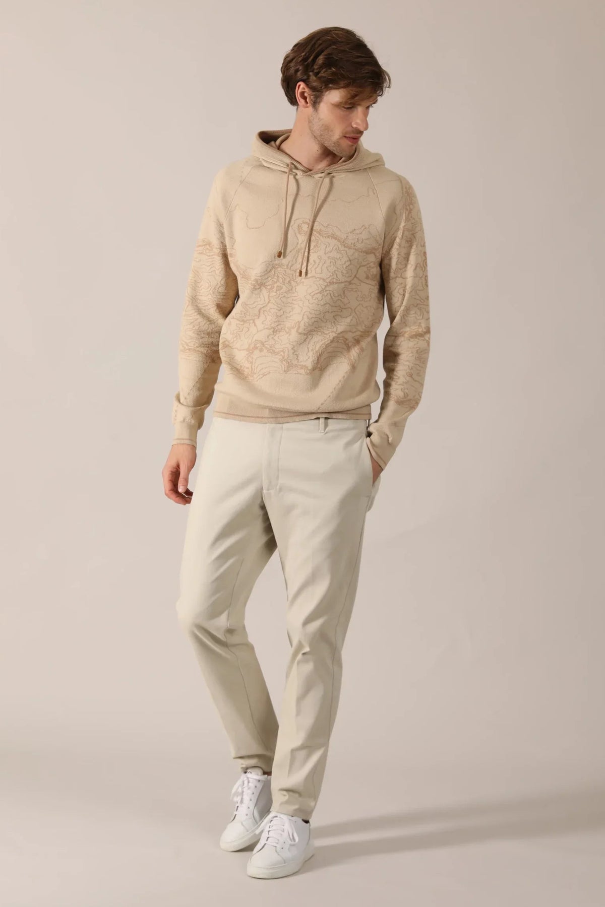 Two-tone sweatshirt made with the Jacquard technique, with print of the map of Elba Island. Its 100% cotton composition makes it perfect for a summer evening.