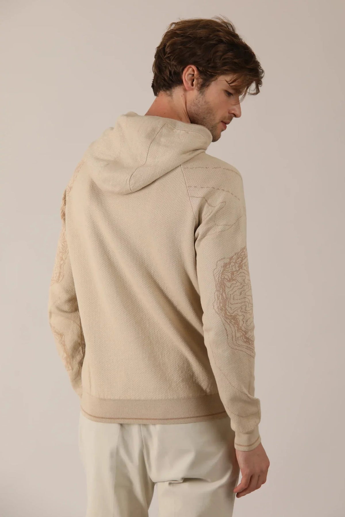 Two-tone sweatshirt made with the Jacquard technique, with print of the map of Elba Island. Its 100% cotton composition makes it perfect for a summer evening.