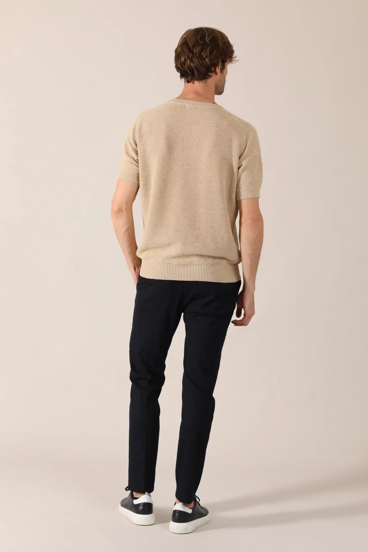 T-shirt in honeycomb stitch that creates a geometric texture. Made of linen-cotton for a fresh feeling.