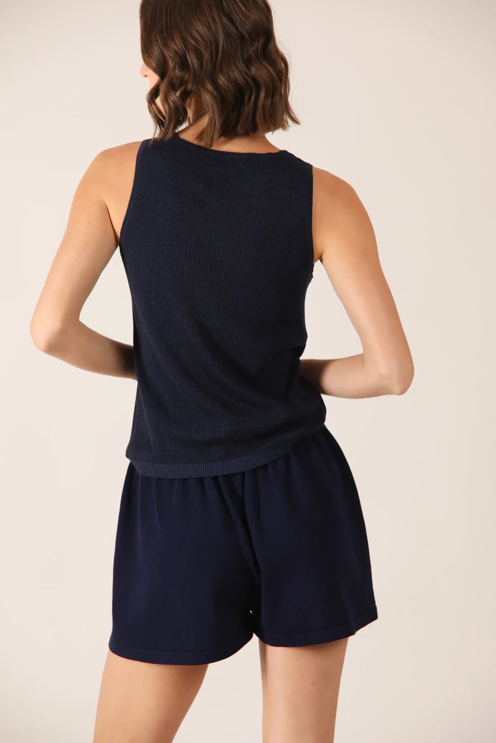 Basic tank top with U-shaped neckline, composed of silk and cotton for maximum freshness.