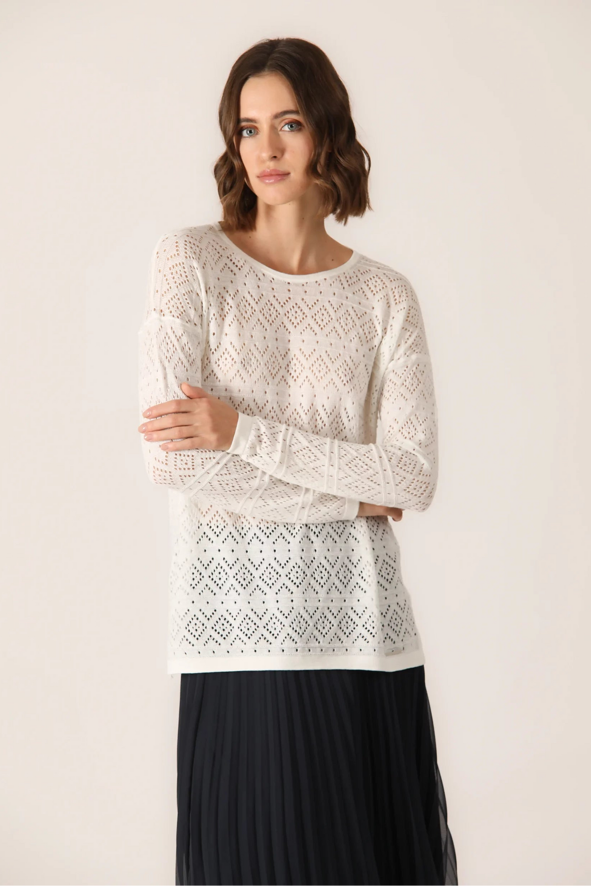 This elegant white lace top is made of a soft knit, perfect to add a touch of sophistication to your wardrobe. Made of cotton-silk, this top offers a very soft feel on the skin and a comfortable fit.