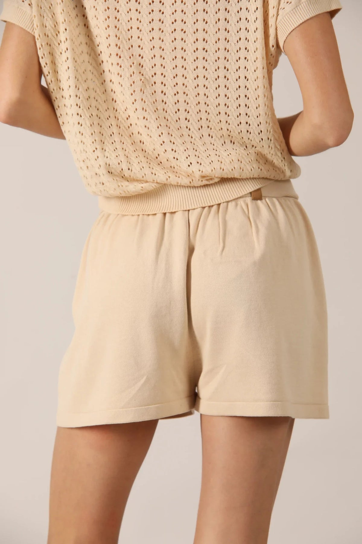 Cotton shorts with suede details are an elegant addition to your summer wardrobe. The suede details add a touch of luxury and sophistication to this garment, making it perfect for hot and sunny days.