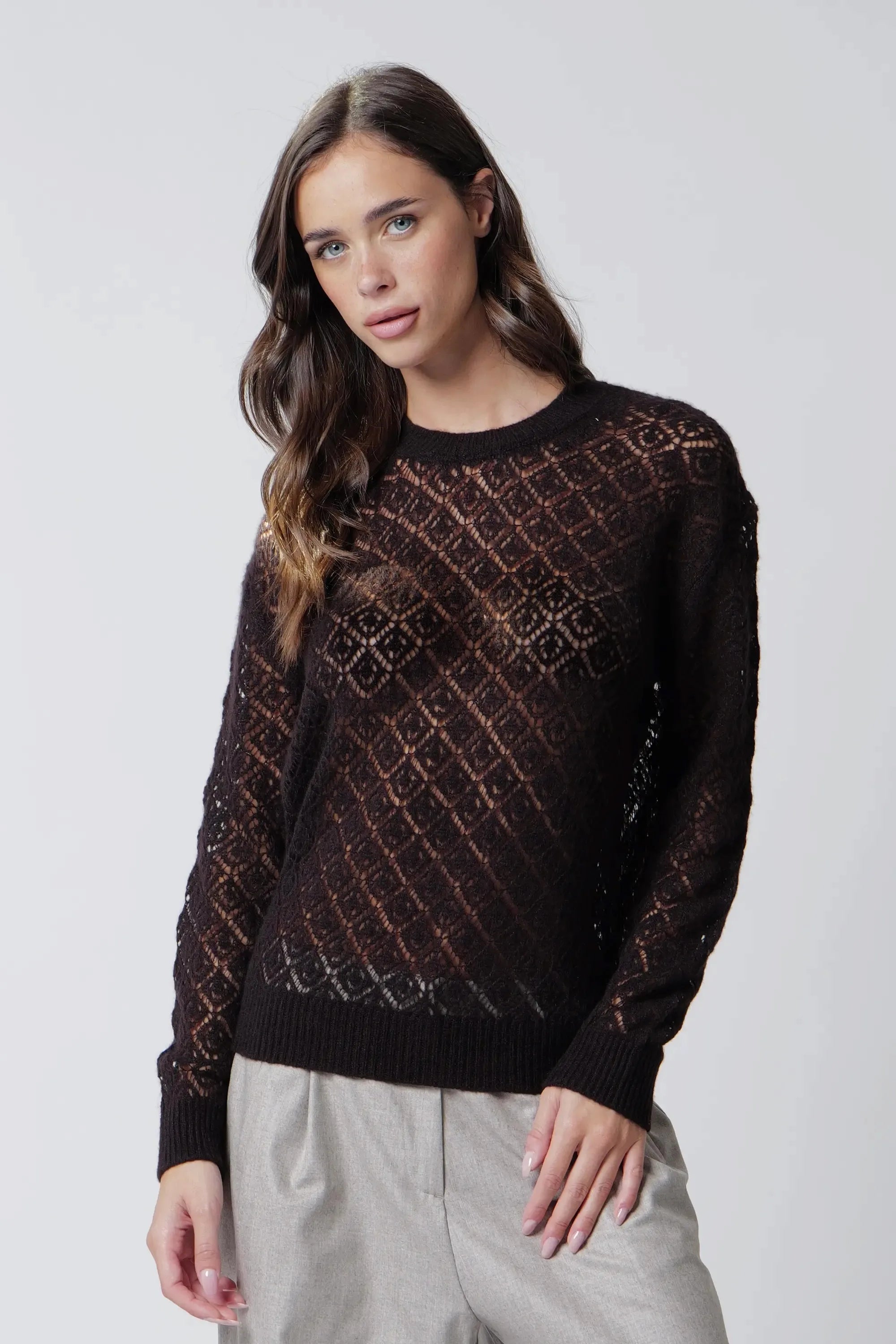 Girocollo traforato floreale