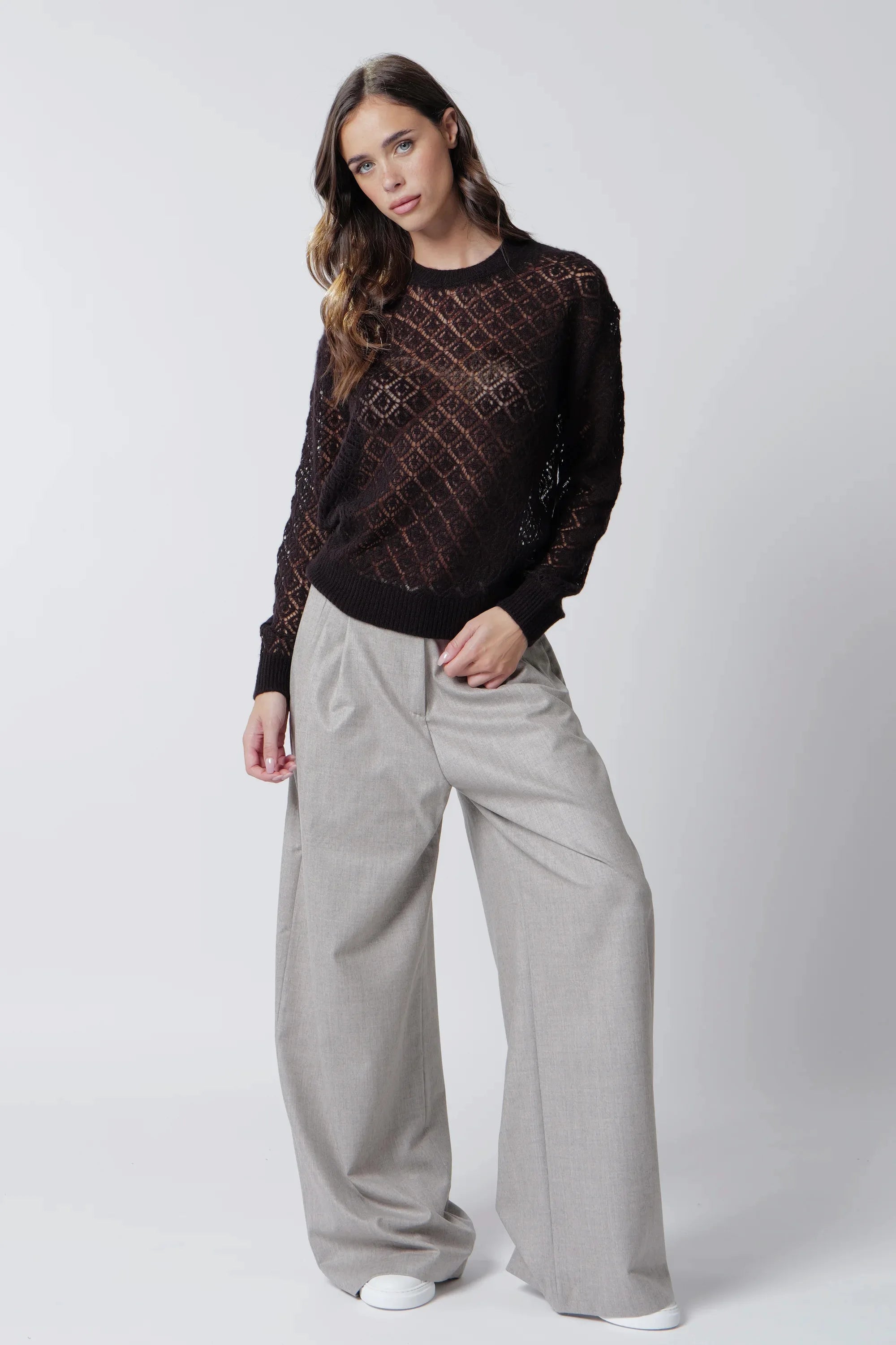 Girocollo traforato floreale