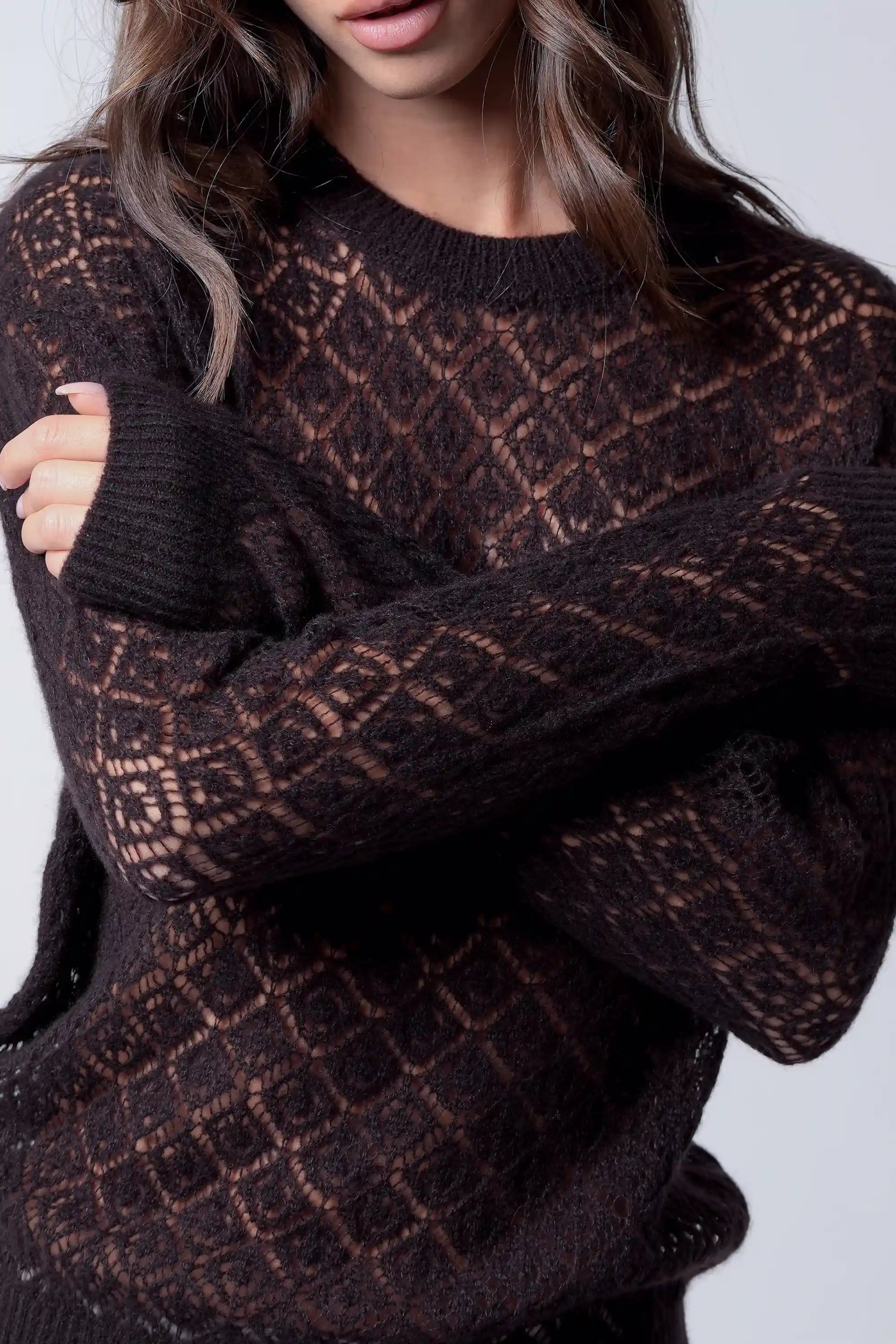 Girocollo traforato floreale