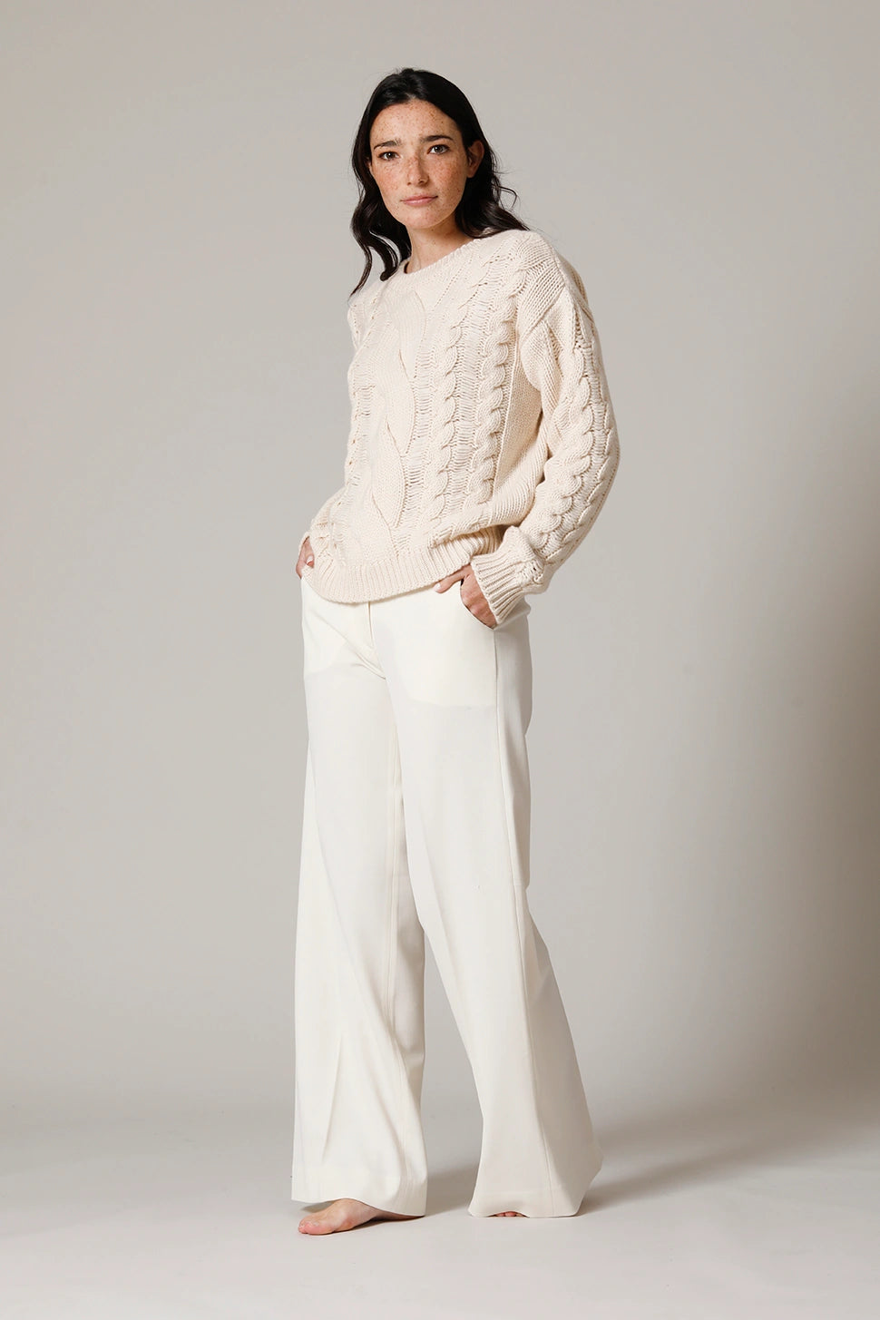 Girocollo treccione traforato. Braided perforated crew-neck sweater. Pull col rond avec tresse ajouré