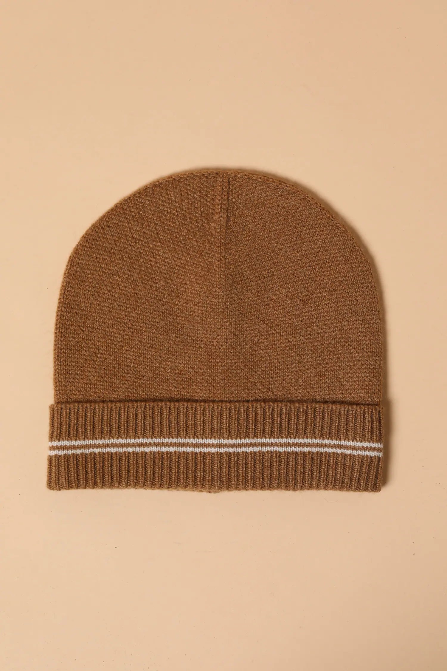 Cappellino basico in cashmere, con due righe a contrasto.