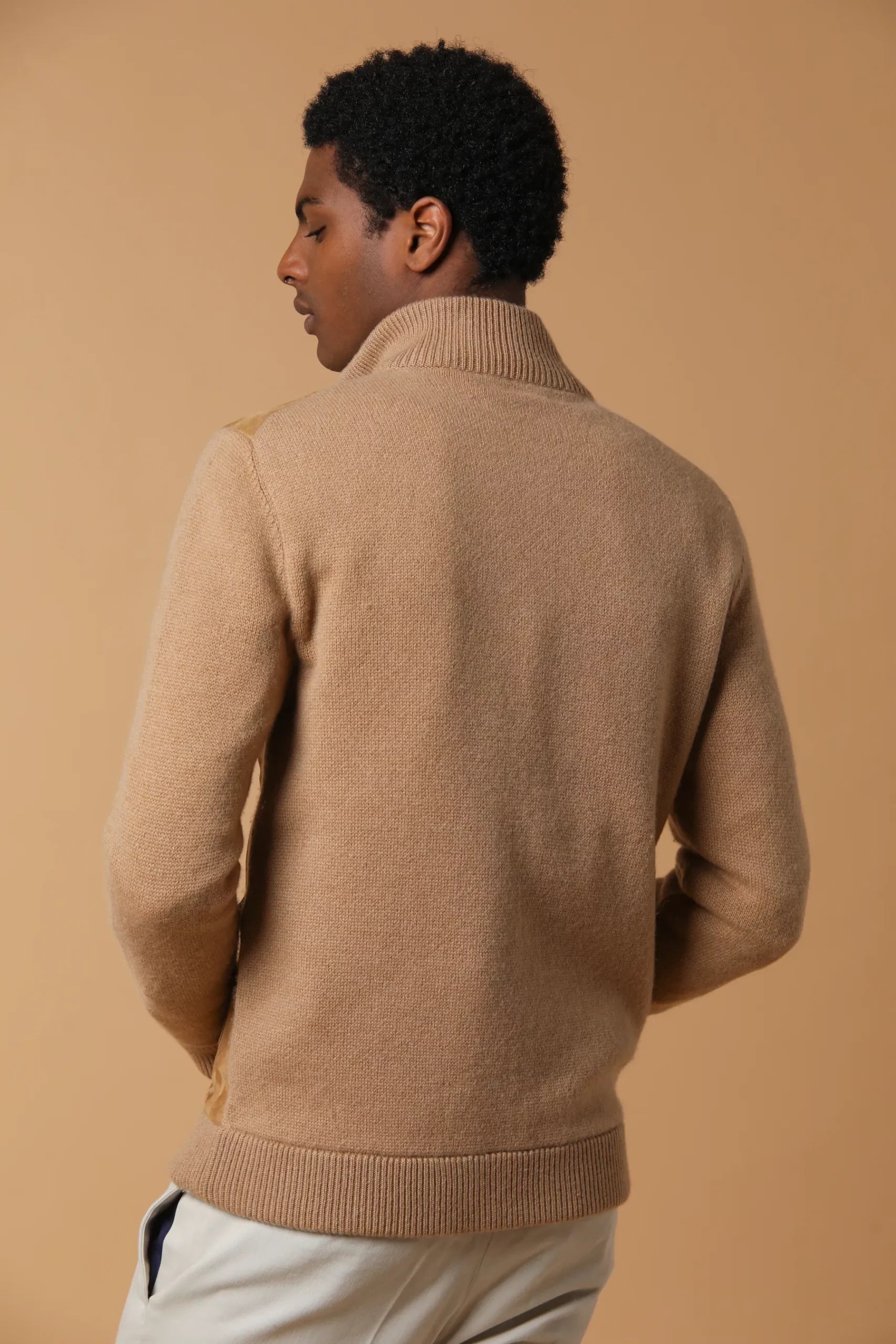 Bomber elegante e sofisticata, realizzata in cashmere con applicazione di suede sul davanti. Contiene 6 tasche ed un doppio cursore. Colore Cammello