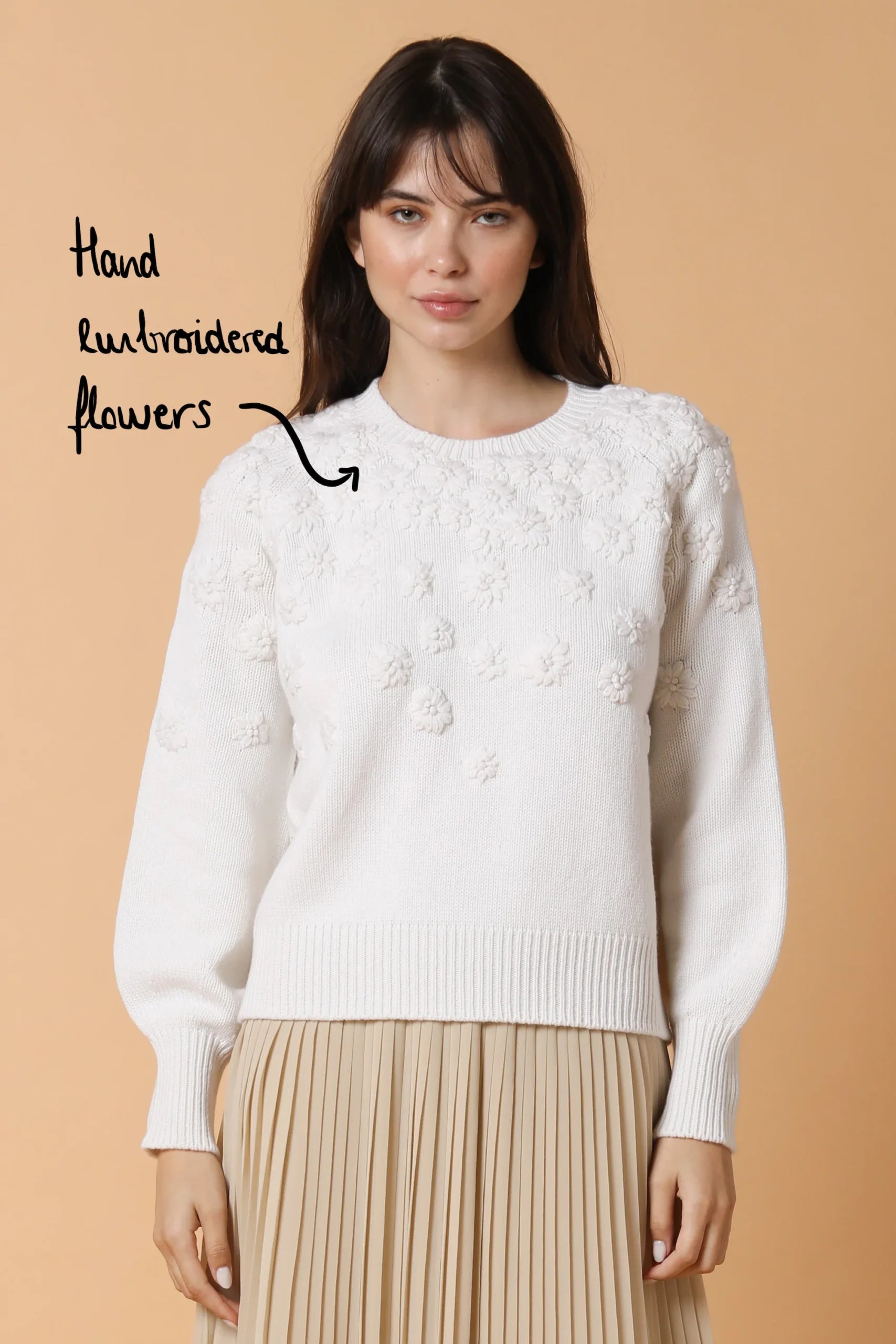 Pull avec fleurs brodées à la main