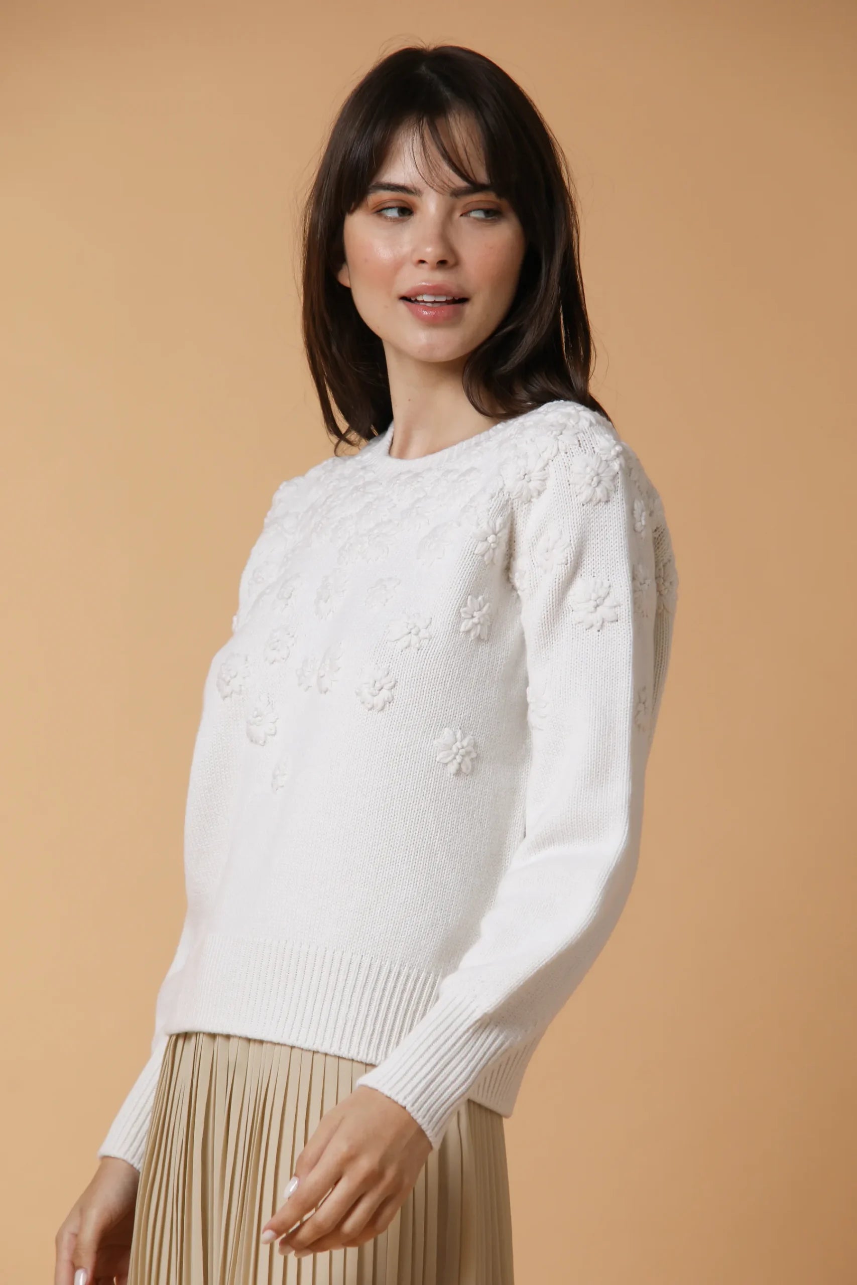 Pull avec fleurs brodées à la main
