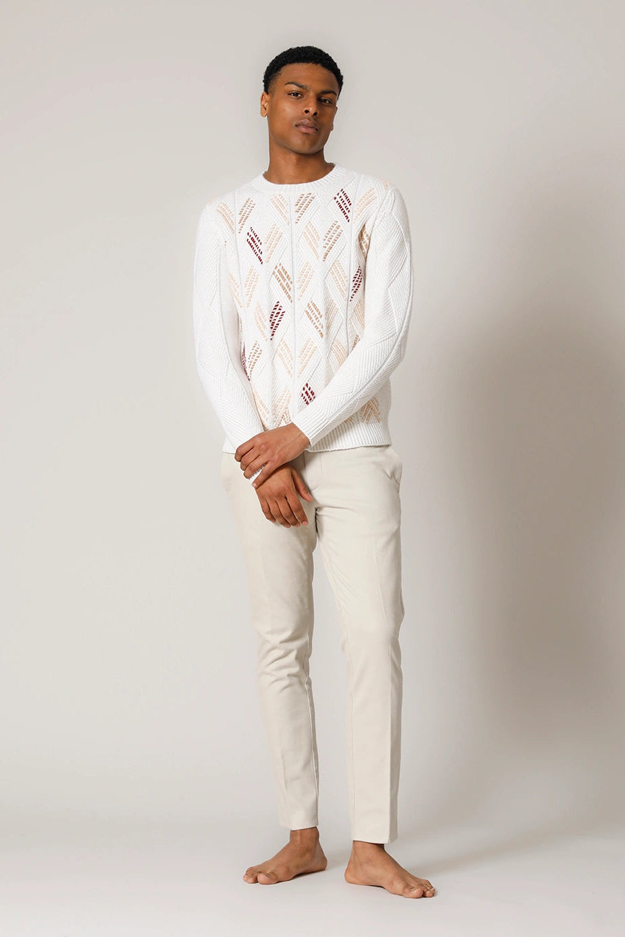 Girocollo ricami. Crew-neck sweater with embroidery. Pull col rond avec broderies.