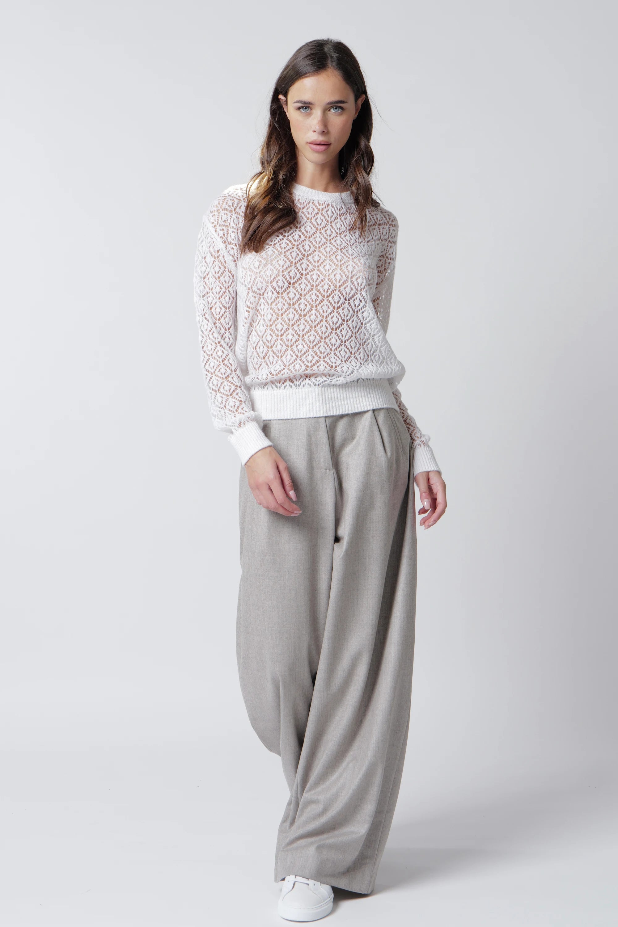 Girocollo traforato floreale