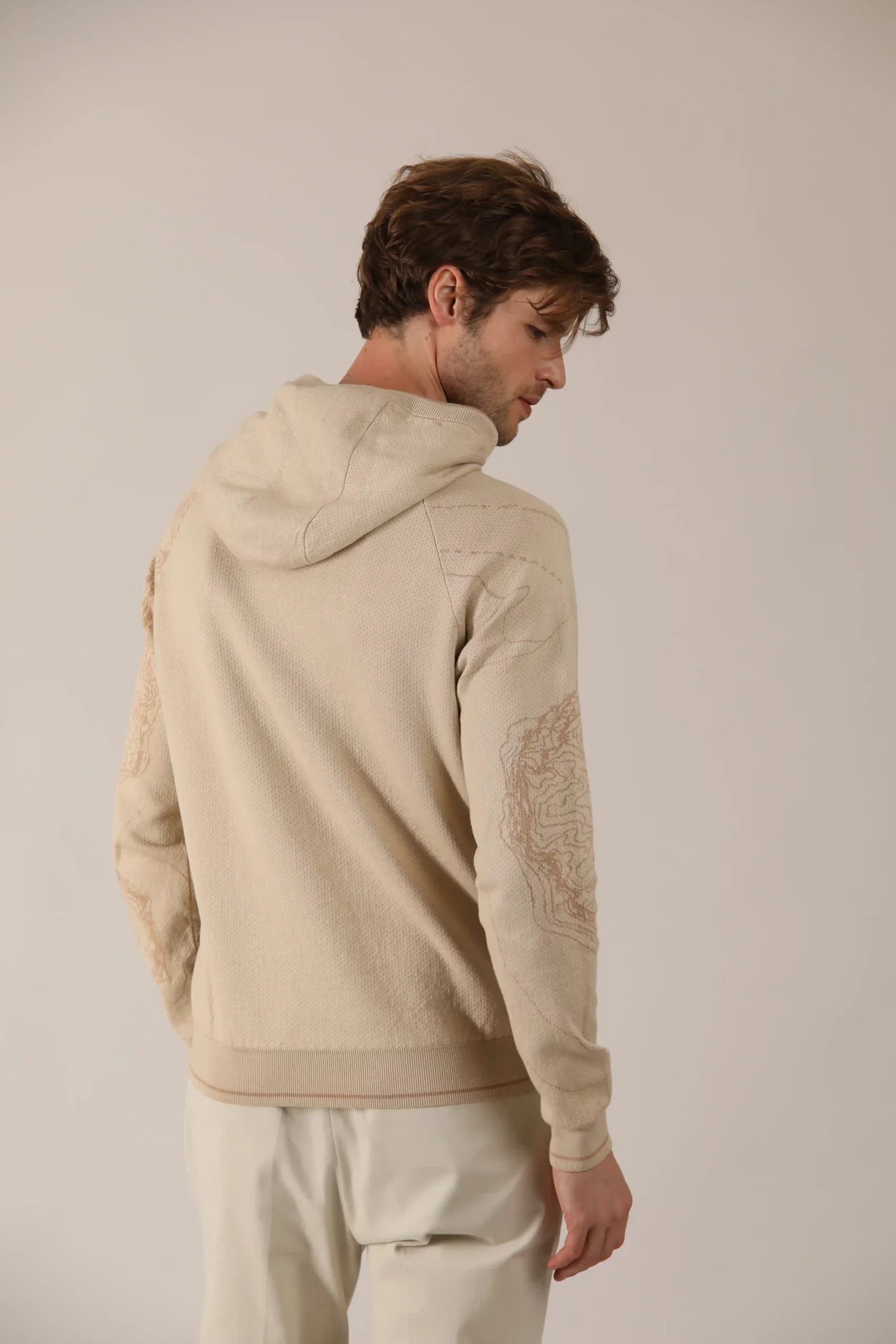 Two-tone sweatshirt made with the Jacquard technique, with print of the map of Elba Island. Its 100% cotton composition makes it perfect for a summer evening.