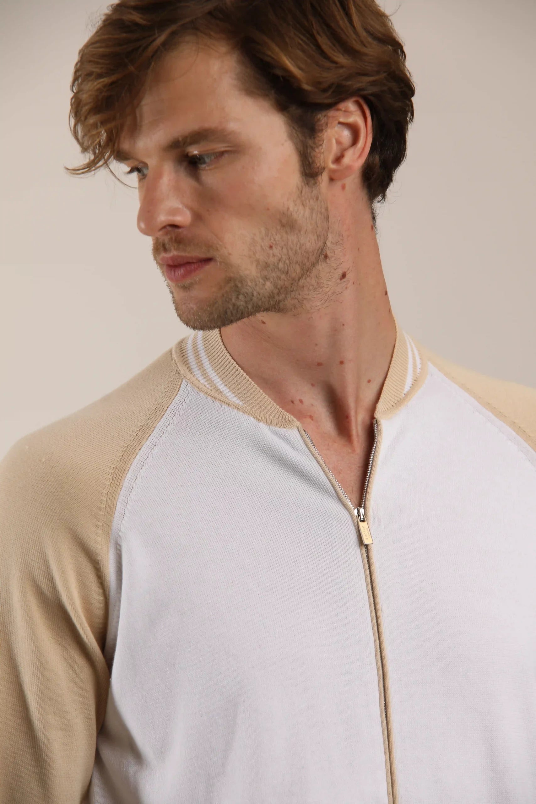 Two-tone bomber jacket with double slider, 100% cotton ideal for a fresh spring.