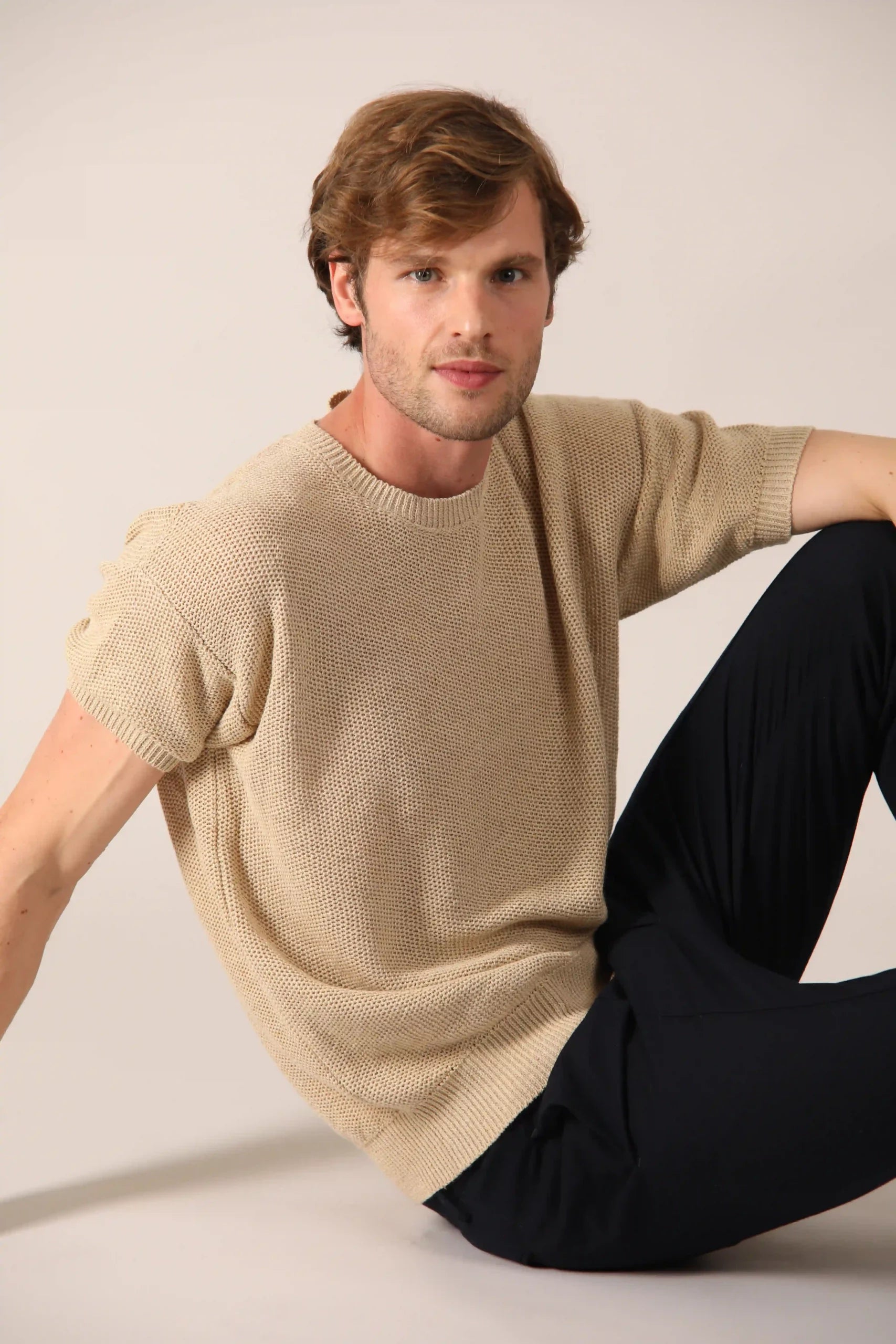 T-shirt in honeycomb stitch that creates a geometric texture. Made of linen-cotton for a fresh feeling.