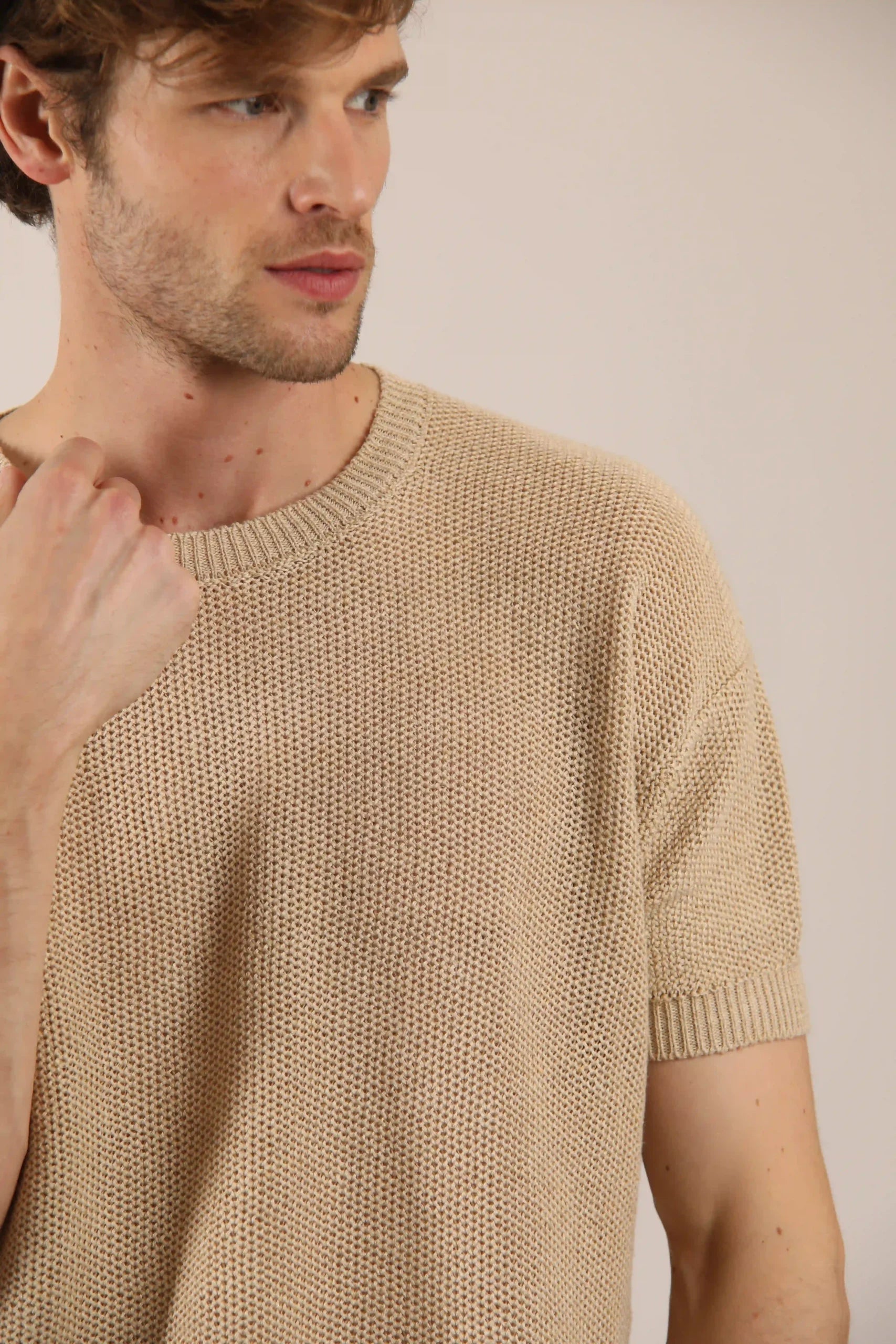 T-shirt in honeycomb stitch that creates a geometric texture. Made of linen-cotton for a fresh feeling.