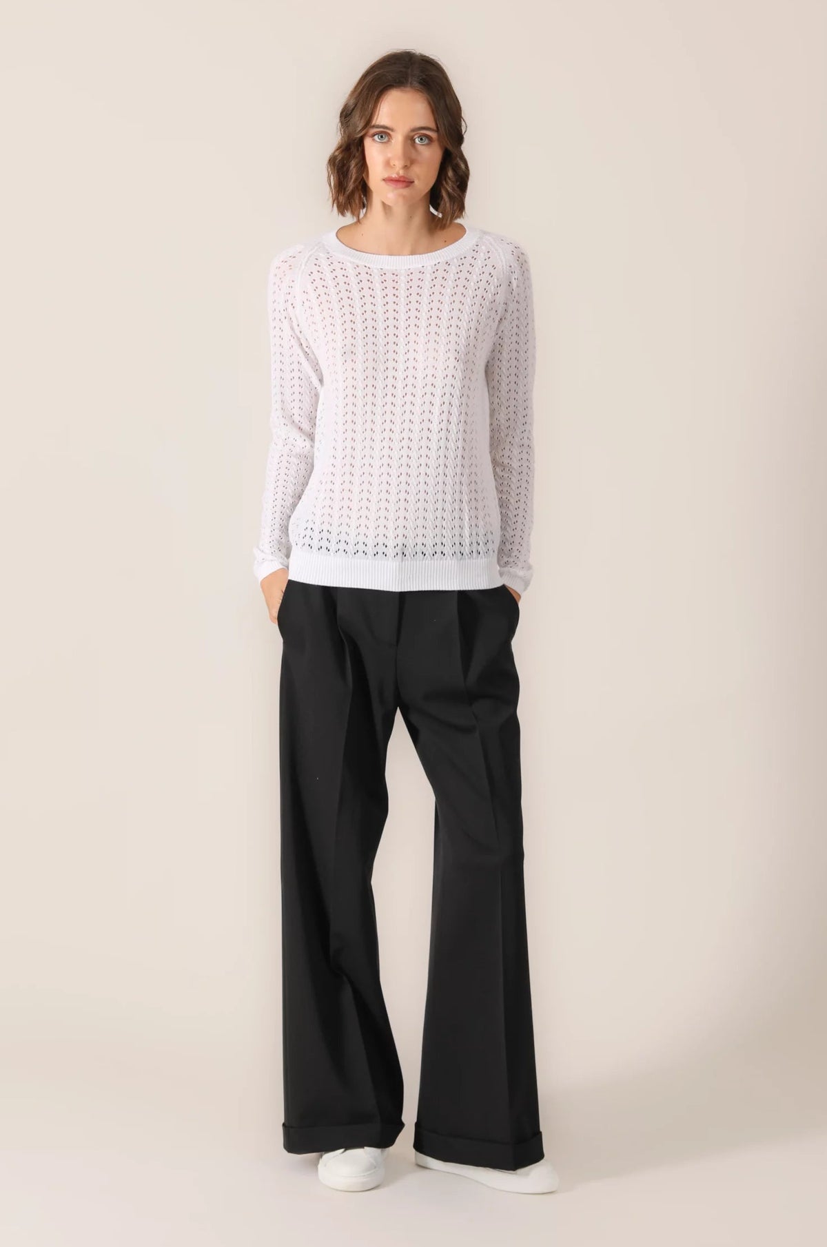 White cotton crew neck, with a relaxed but elegant cut. The openwork adds a romantic but sober dimension.