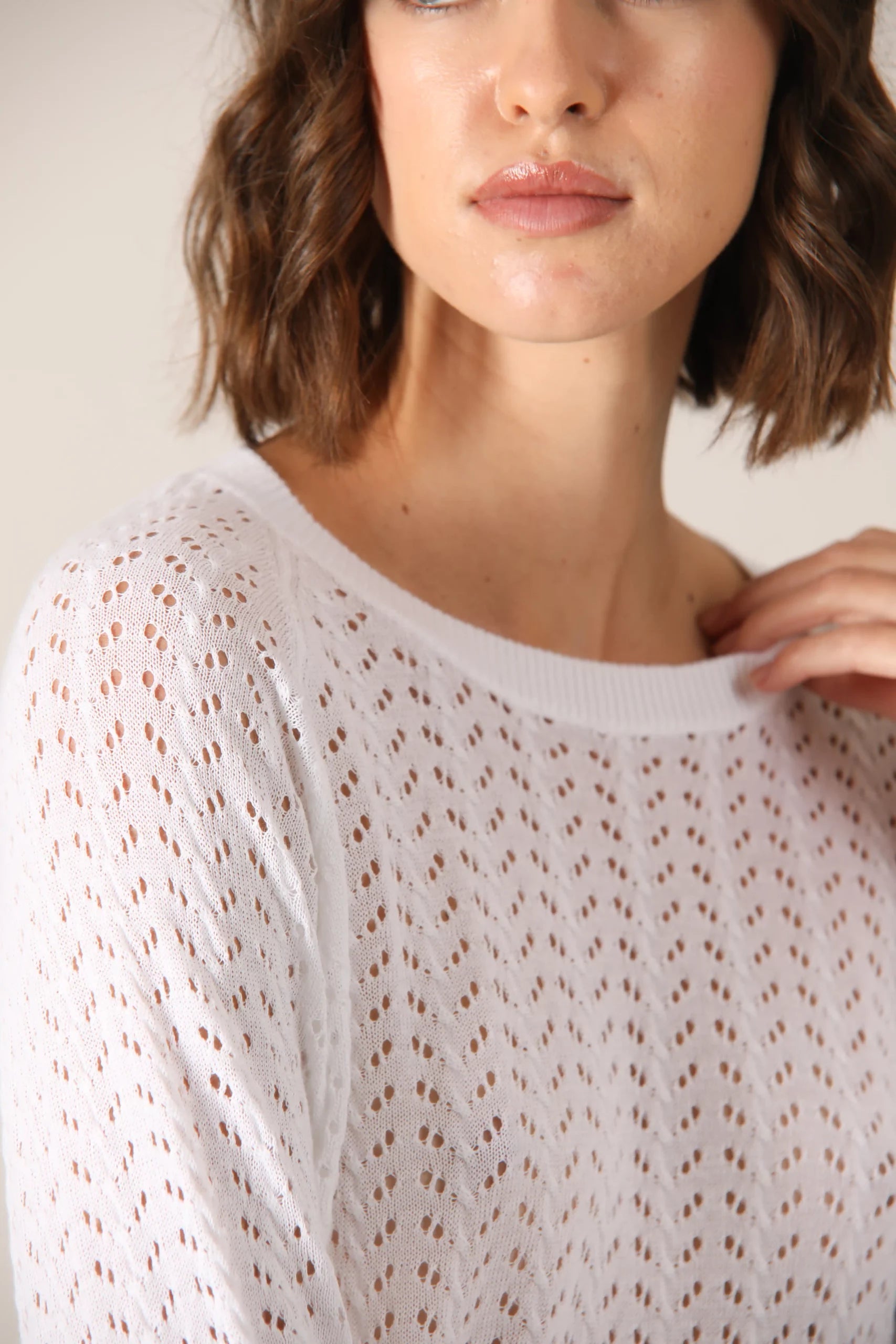 White cotton crew neck, with a relaxed but elegant cut. The openwork adds a romantic but sober dimension.