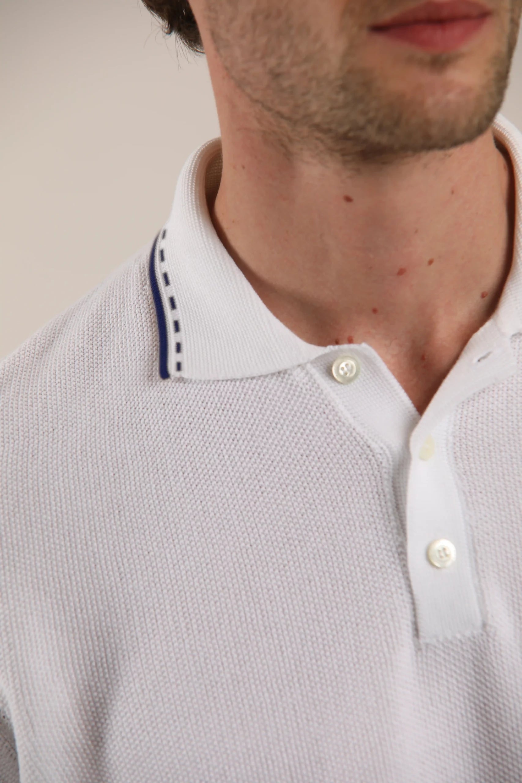 Cotton polo shirt, contemporary design with small details of contrasting hatches.