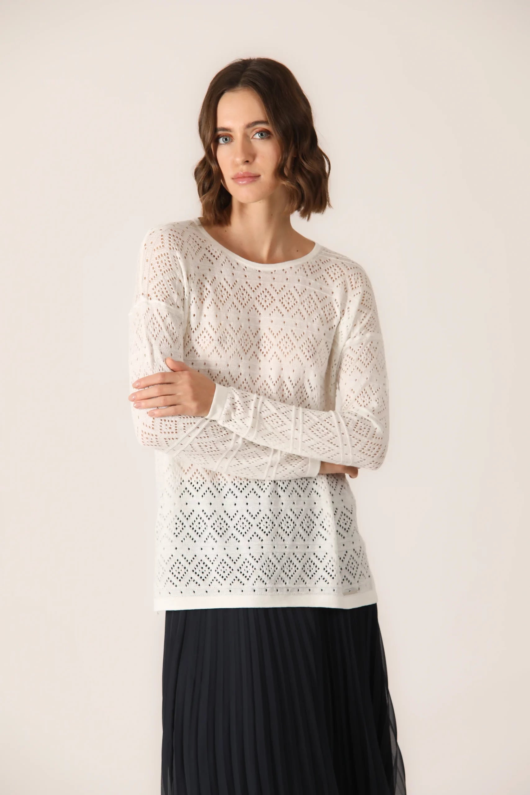 This elegant white lace top is made of a soft knit, perfect to add a touch of sophistication to your wardrobe. Made of cotton-silk, this top offers a very soft feel on the skin and a comfortable fit.