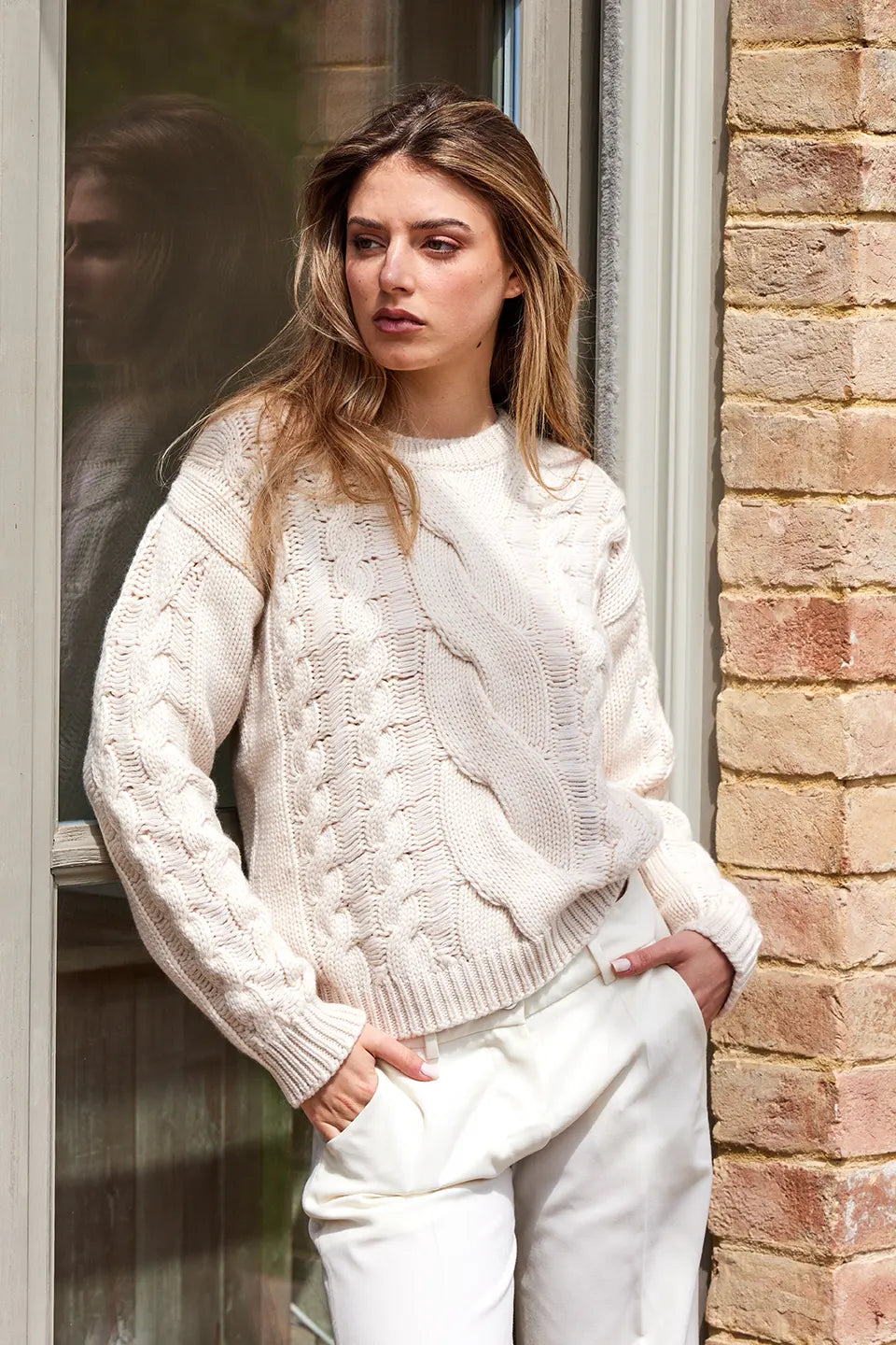 Girocollo treccione traforato. Braided perforated crew-neck sweater. Pull col rond avec tresse ajouré