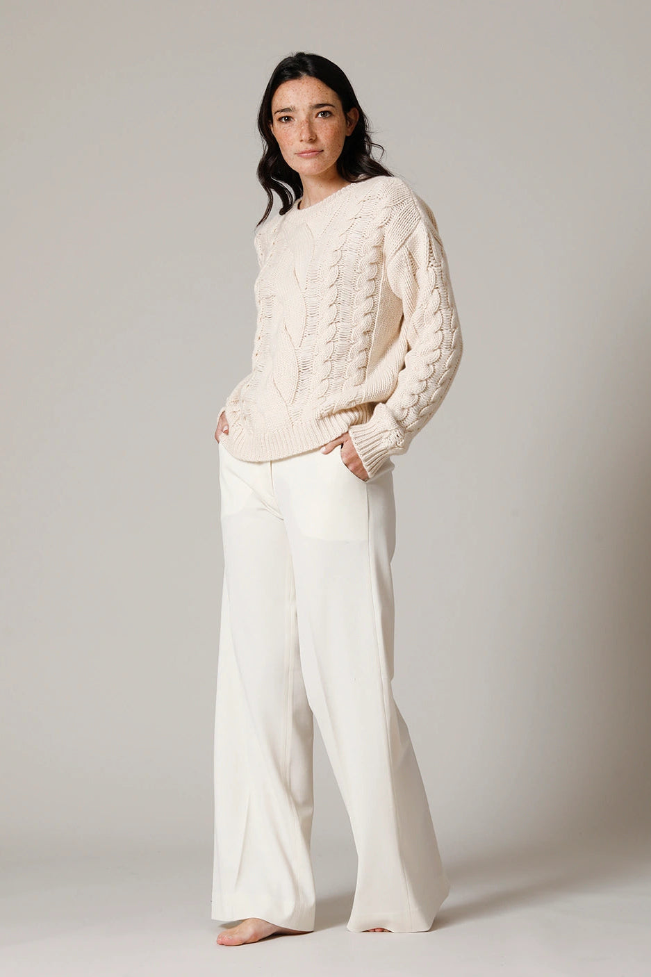 Girocollo treccione traforato. Braided perforated crew-neck sweater. Pull col rond avec tresse ajouré