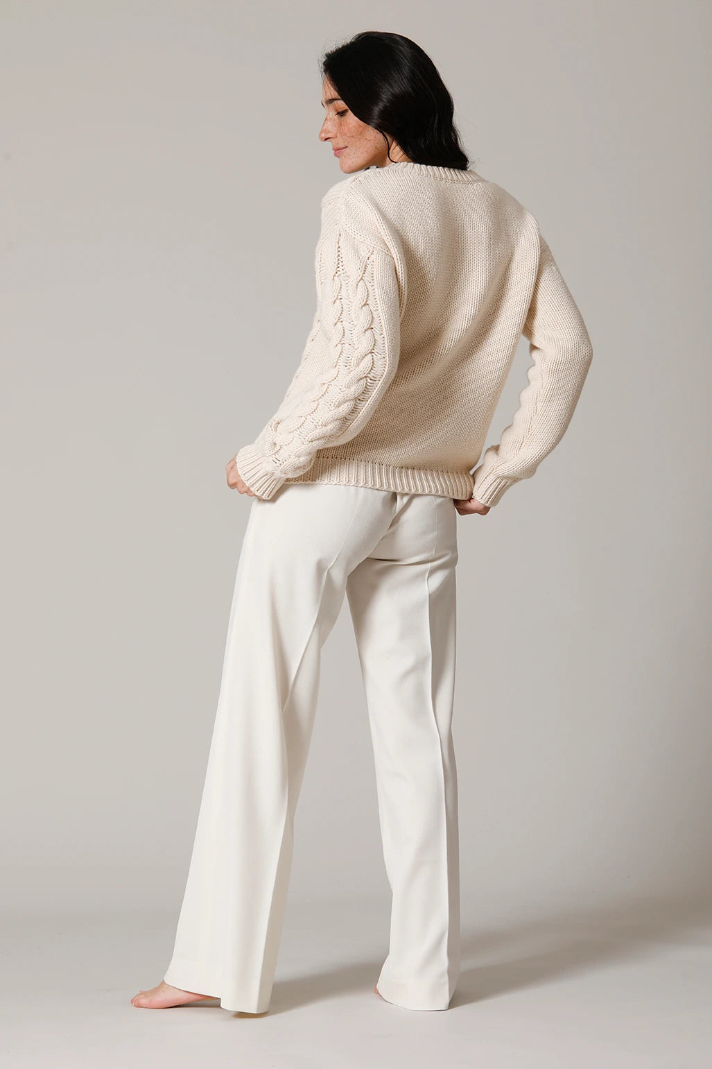 Girocollo treccione traforato. Braided perforated crew-neck sweater. Pull col rond avec tresse ajouré