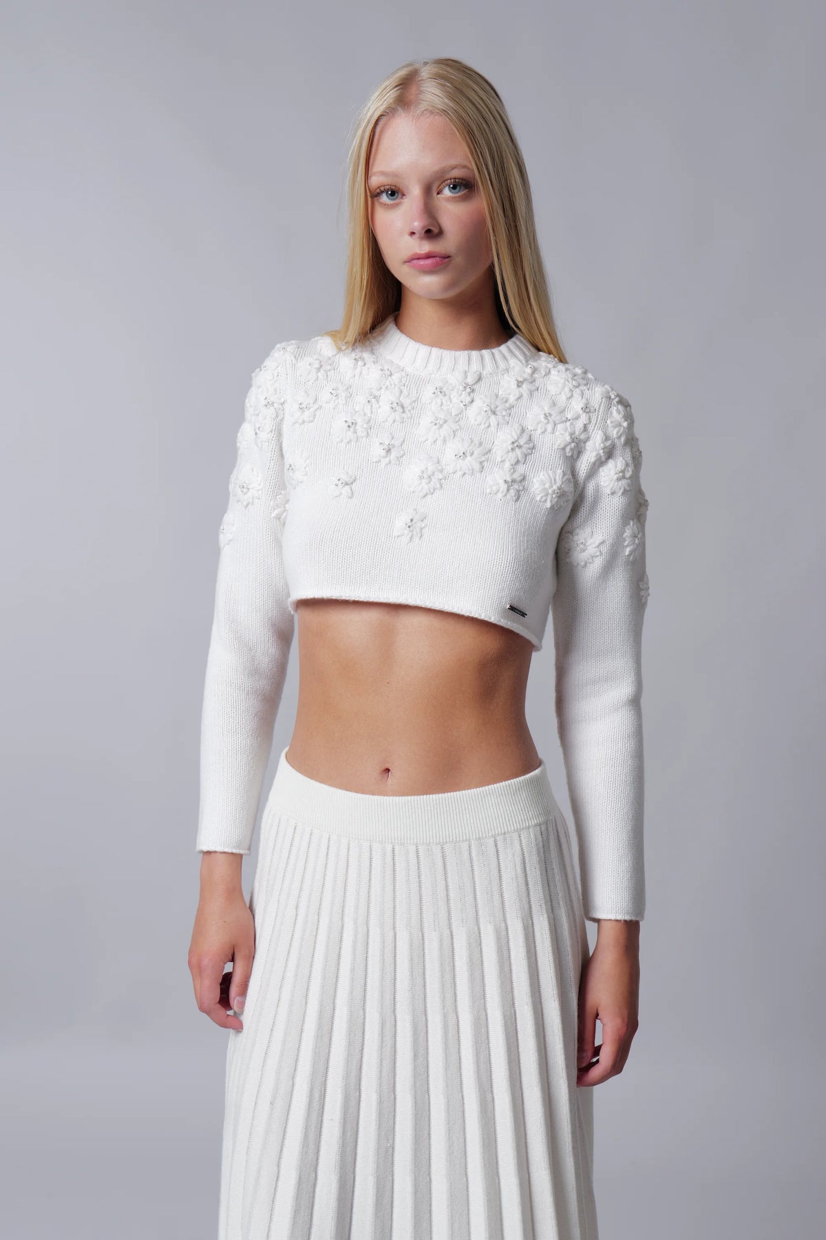 Crop Top Donna Ricamato Floreale, Scollo Bardato, Colore Avorio, 100% Cotone, Taglia Regolare