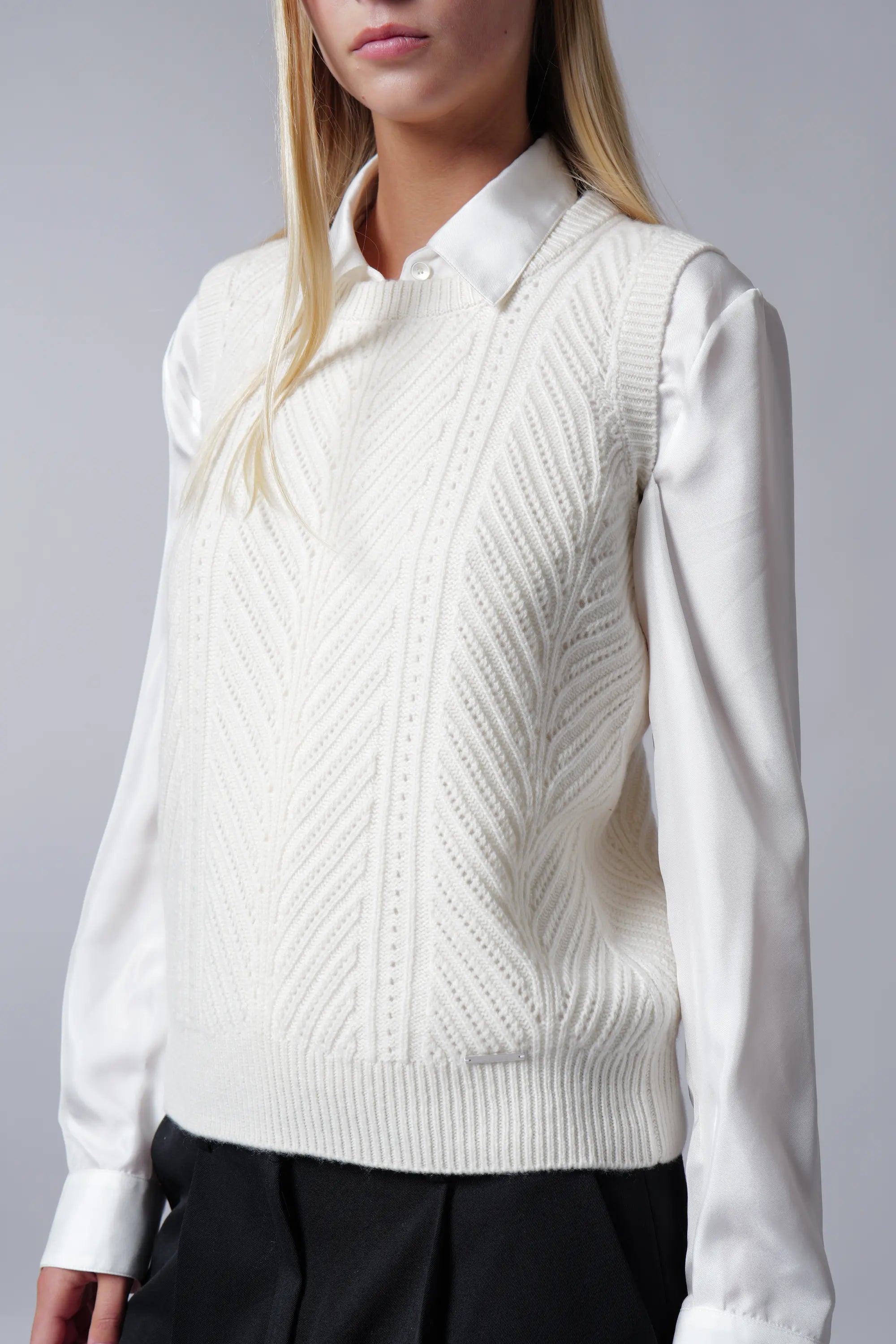 Gilet traforato in baby cashmere