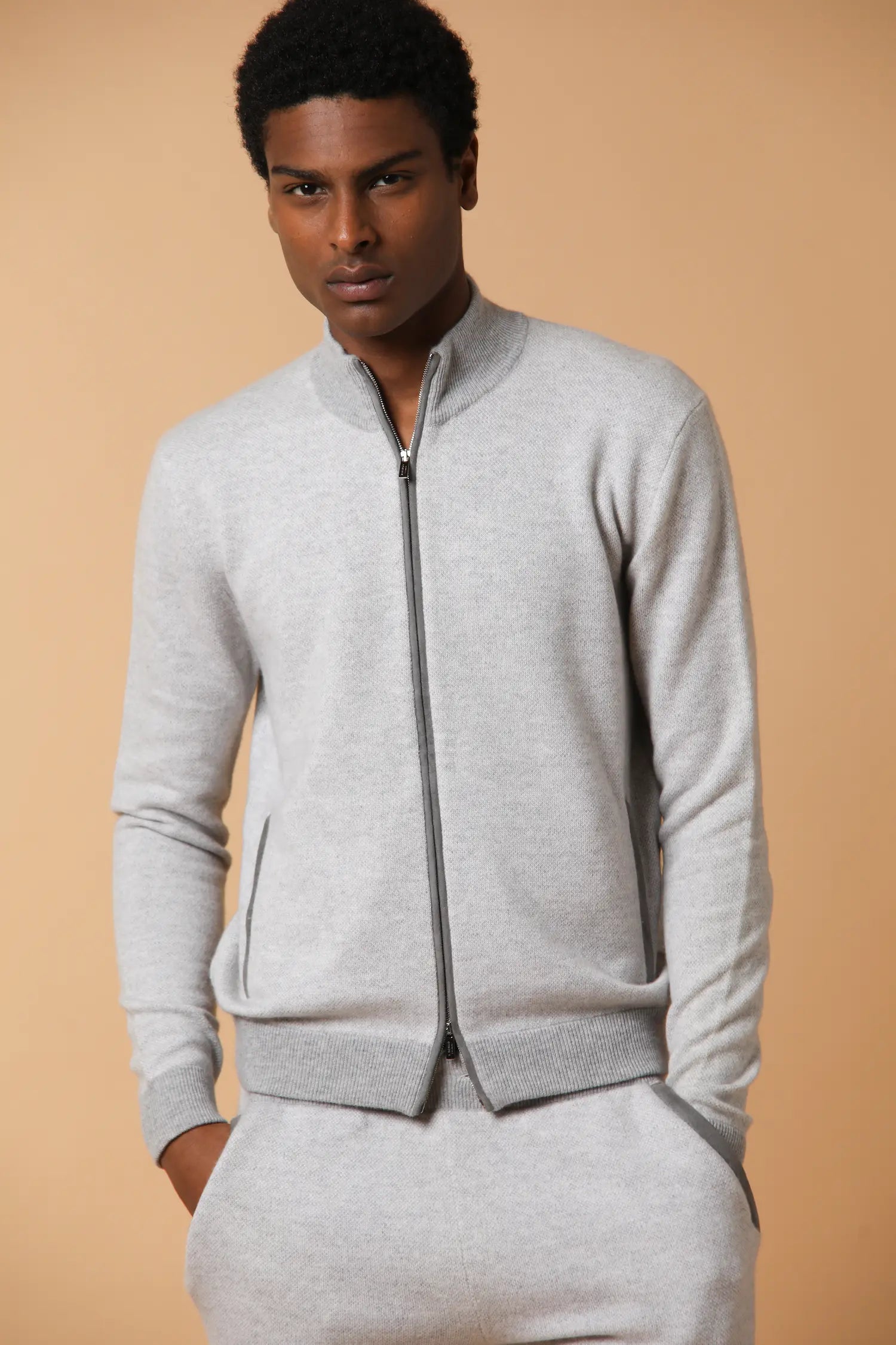 Bomber componente del set realizzato in cashmere, composto da bomber a zip e tuta con inserimenti in suede. In colore grigio.