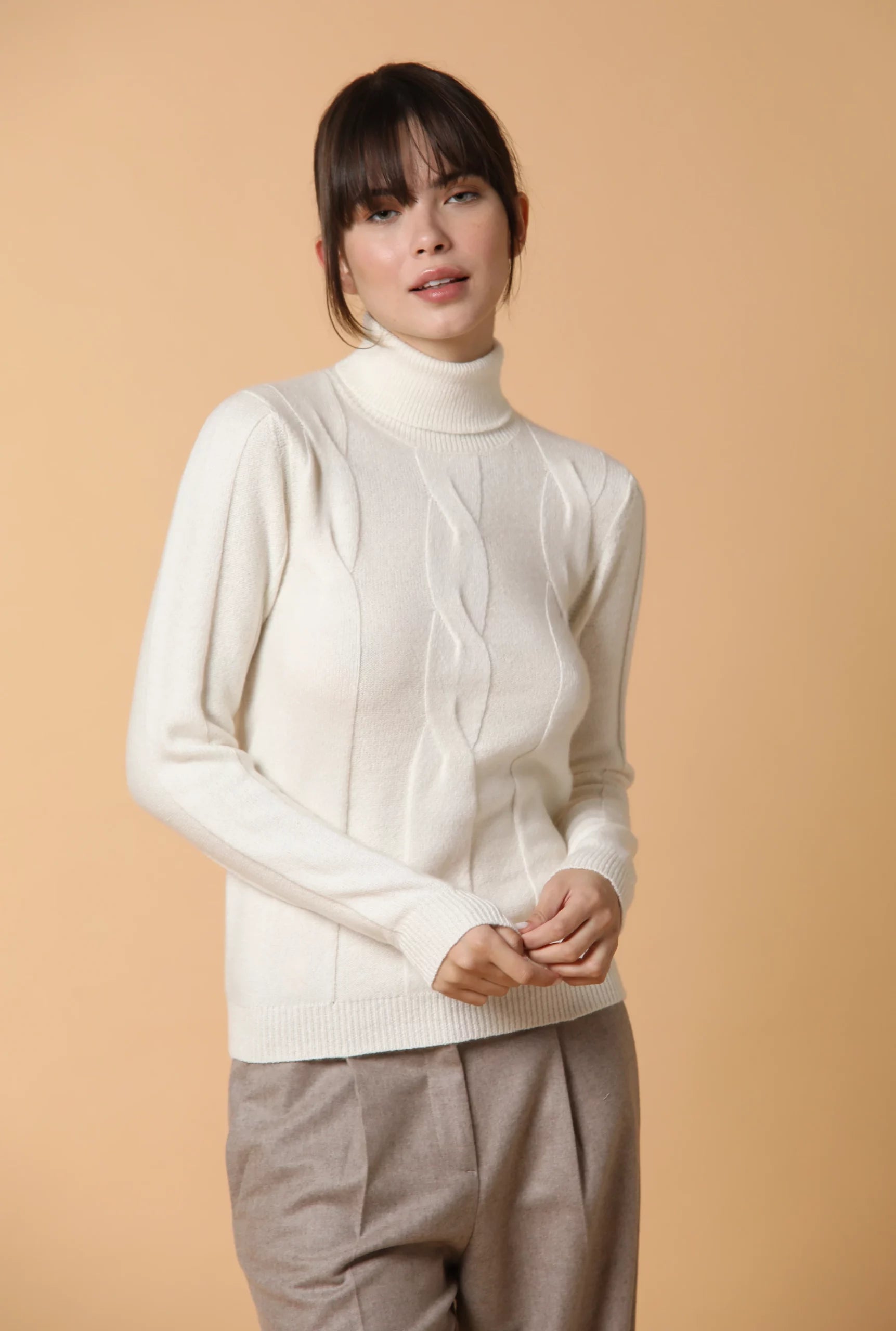 Il dolcevita trecce è fondato su una composizione semplice e simmetrica, di trecce minimaliste che apportano dinamismo alla silhouette. Composizione: 84% cashmere 14% seta