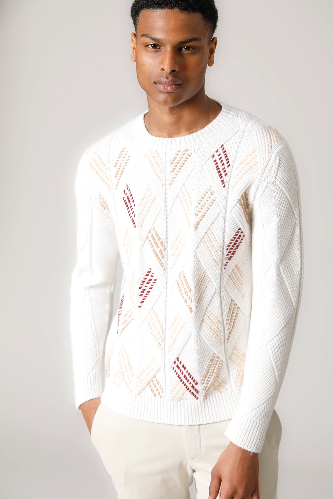 Embroidered crew neck. Crew-neck sweater with embroidery. Pull with round with broderies.