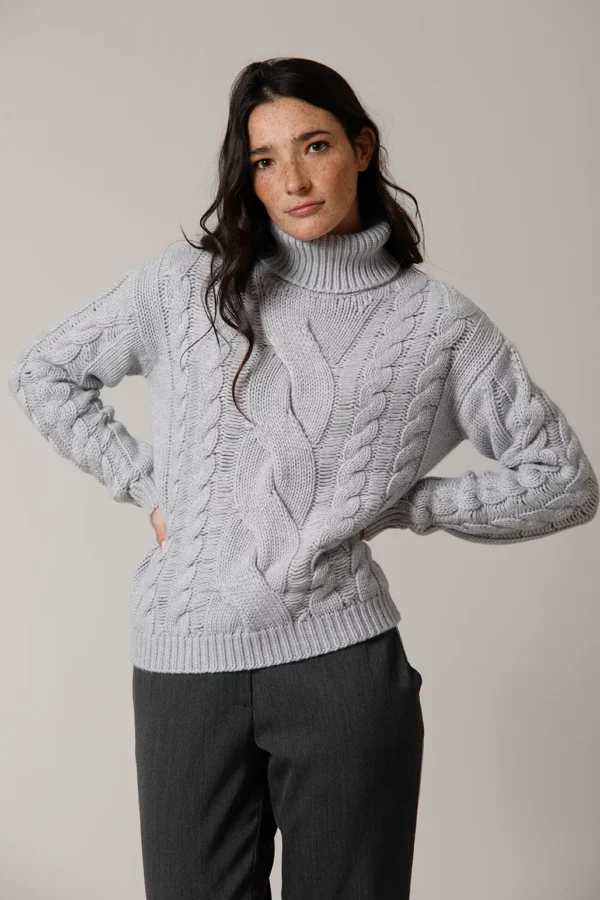 Openwork braid crew neck. Braided perforated crew-neck sweater. Pull with the round with tress ajouré